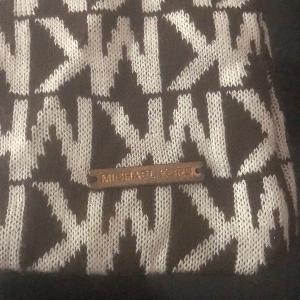 Michael kors scarf and hat - Picture 2 of 7